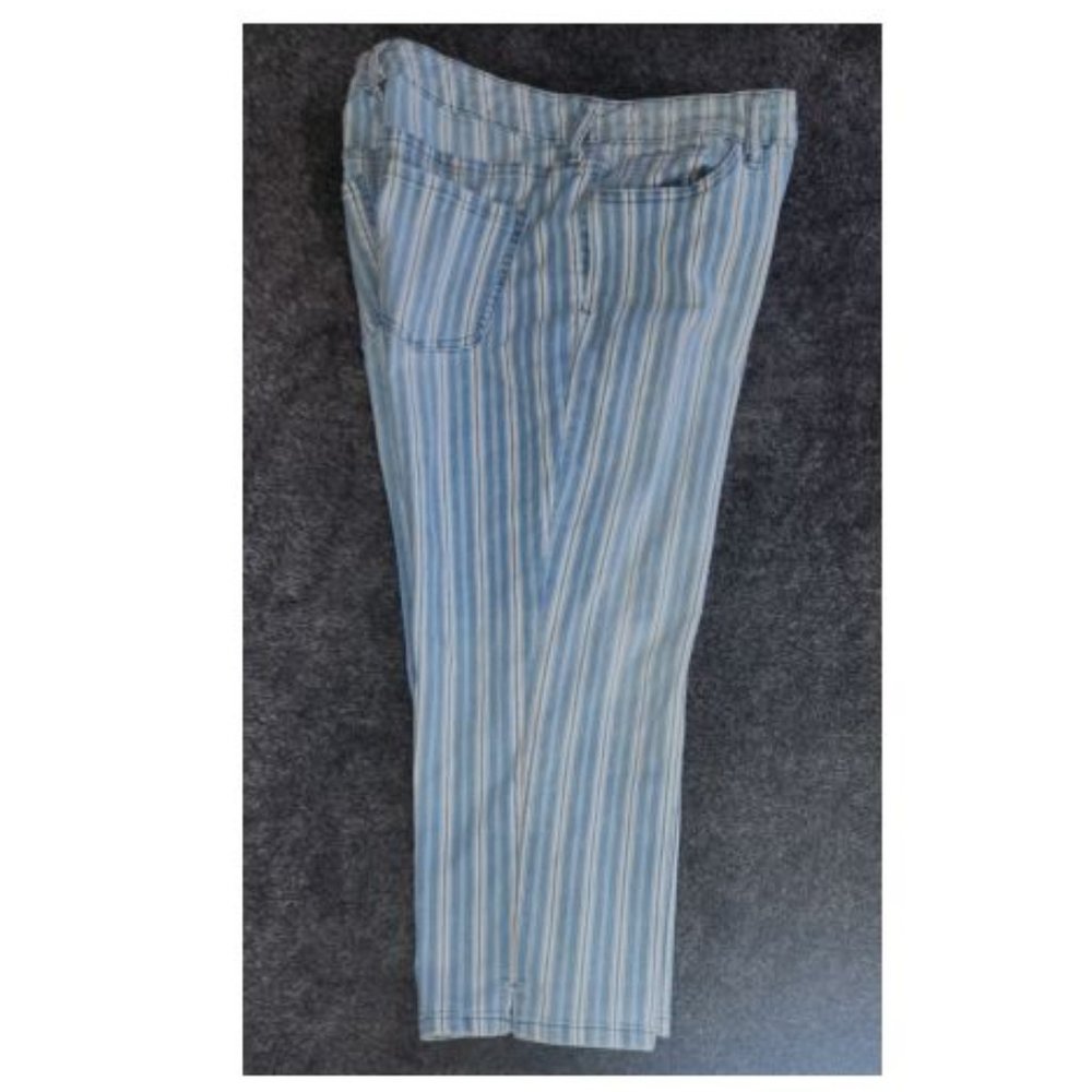 NINE WEST Ladie's cropped jeans, Blue and white, size 10 (30" waist)